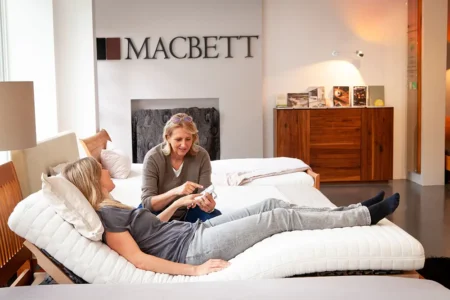 Bettenberatung: Wie das richtige Bett Ihren Schlaf verbessert. Bild mit der Kundin auf einem Bett liegend.