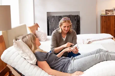 Probeliegen und individuelle Beratung in unserem Bettenfachgeschäft in München Macbett Betten